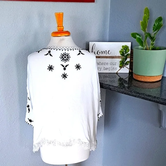 Embroidered Lace Kimono - Picture 5 of 6